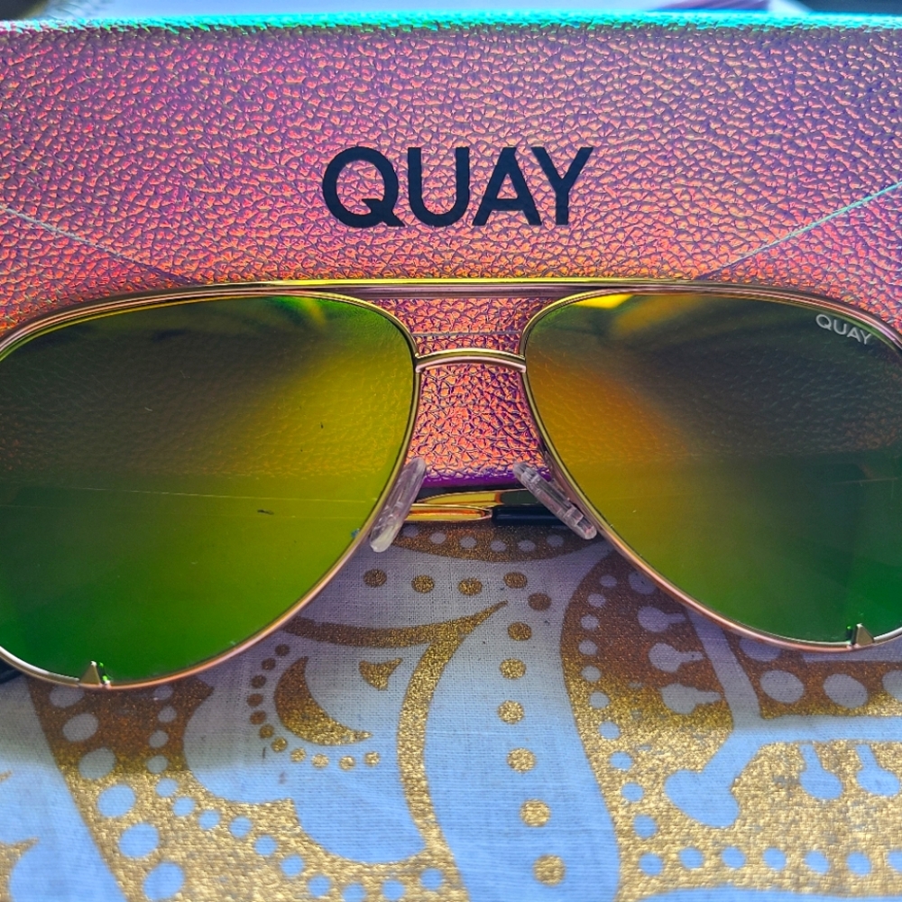 Quay Gld/Rnbw High Key Mini & Holographic Case